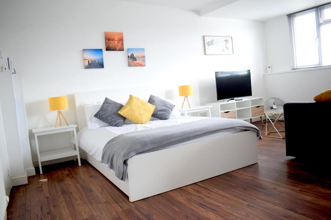 The Bay Beach Apartments บอร์นมัธ ภายนอก รูปภาพ